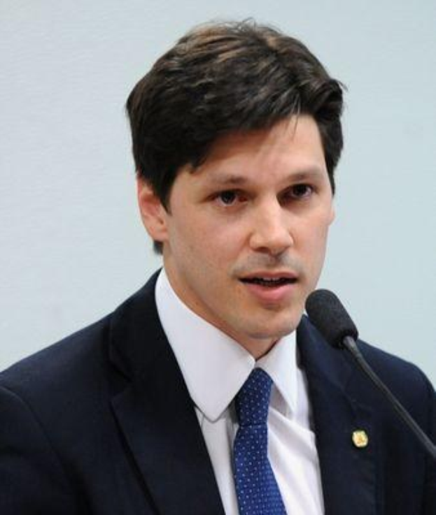 Mann in Anzug, der in ein Mikrofon spricht und wahrscheinlich eine Regierungserklärung abgibt, um das Internet zu verbieten.