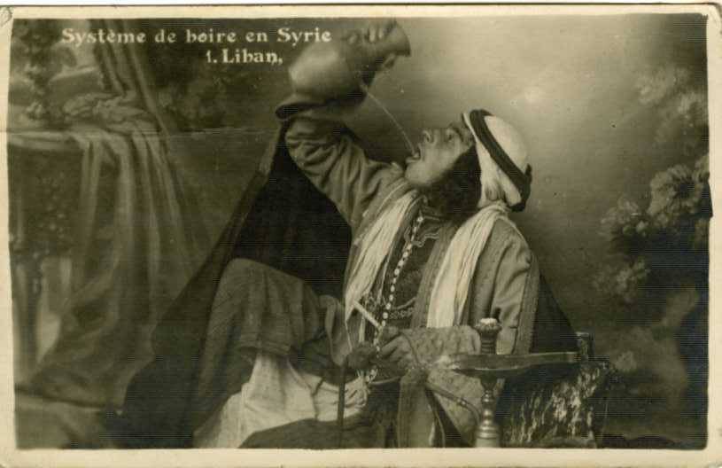 Schwarz-weiß-Foto eines Mannes in traditioneller arabischer Kleidung, der ernsthaft aus einem Krug trinkt, mit dem Wort 'Arabisch' oben.