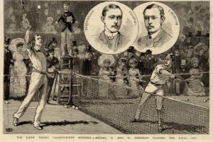 Eine Schwarz-Weiß-Zeichnung von zwei Männern, die auf einem Platz mit einem Netz Tennis spielen, und Zuschauern im Hintergrund, mit Text unten, der lautet: "The Lawn Tennis Championship Meeting - Messers, E and W Renshaw Playing the Final Set".