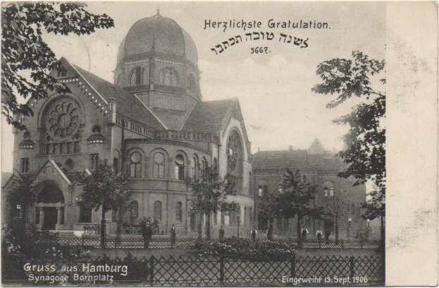 Schwarz-weiß-Fotografie einer Synagoge in Hamburg, Deutschland, umgeben von Bäumen, Pflanzen und einem Zaun, mit ein paar Menschen davor und Text auf einer Postkarte.
