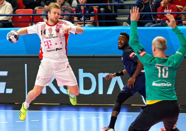 Mannschaft spielt Handball auf einem Feld während des Futsal-Weltmeisterschaft 2019-Spiels zwischen Bayern München und Paris Saint-Germain, mit Zuschauern im Hintergrund.