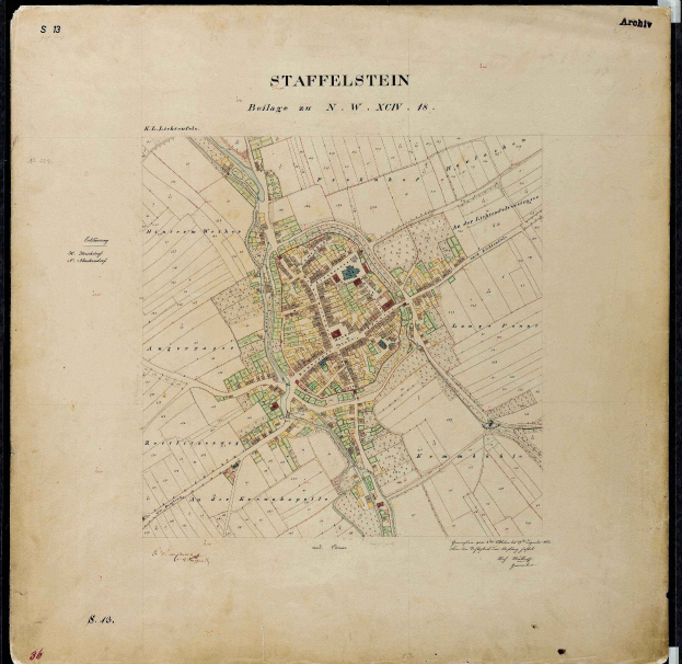 Ausführliche alte Karte von Staffelstein, Deutschland, mit Straßen, Gebäuden und Sehenswürdigkeiten auf schwarzem Hintergrund.