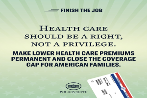 Ein Plakat mit der Aufschrift "Beende den Job: Gesundheit sollte ein Recht und nicht ein Privileg sein" und einer Karte mit der Aufschrift "Mache niedrigere Gesundheitskosten permanent und schließe die Versorgungslücke für amerikanische Familien."