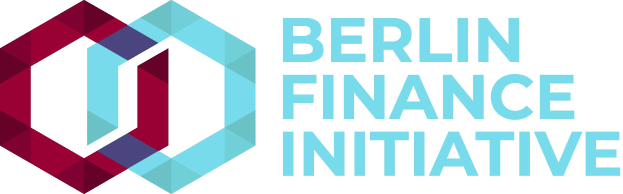 Logo der Berliner Finanzinitiative mit einem blauen Kreis mit weißer Umrandung und einem weißen "B" in der Mitte, umgeben von einem weißen Ring mit einem blau-weißen Karomuster, auf einem weißen Hintergrund mit der Aufschrift "Berlin Finance Initiative" in fetter schwarzer Schrift.