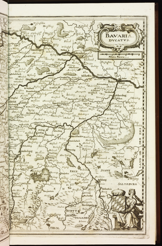 Ein aufgeschlagenes Buch, das eine detaillierte Karte von Bayern zeigt, mit Städten, Dörfern, Flüssen und anderen geographischen Merkmalen beschriftet.