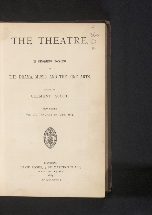 Offenes Buch mit dem Titel 'The Theatre: A Monthly Review of the Drama, Music, and the Fine Arts' und sichtbarem Text und einem Logo auf der Seite.