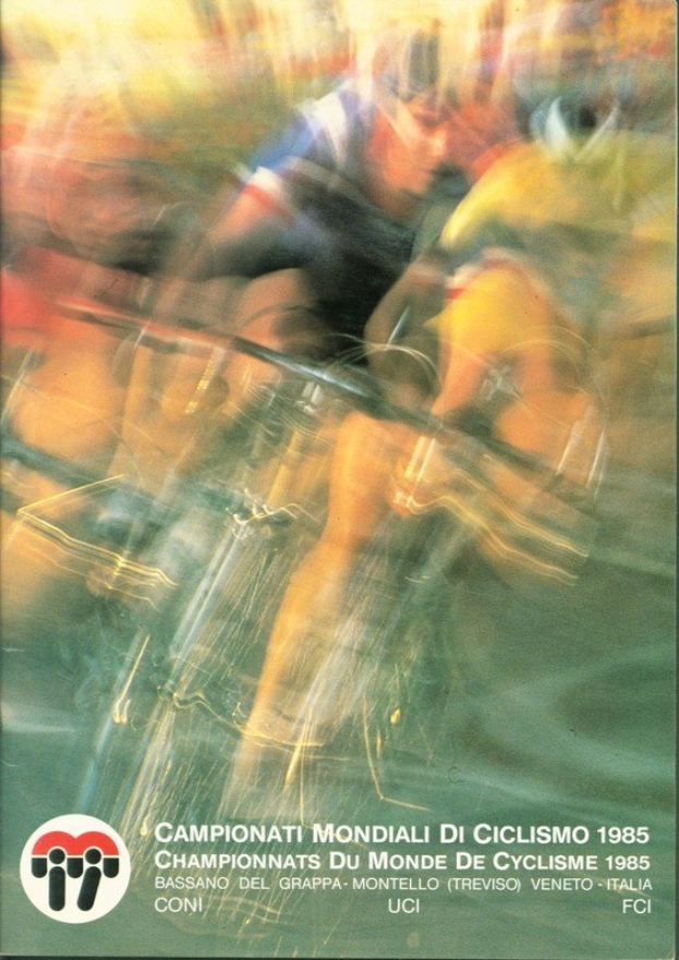 Plakat für die Cyclisme-Weltmeisterschaft 1985, das Radfahrer in bunten Jerseys und Helmen auf leuchtenden Fahrrädern vor einem blauen Himmel mit weißen Wolken zeigt.