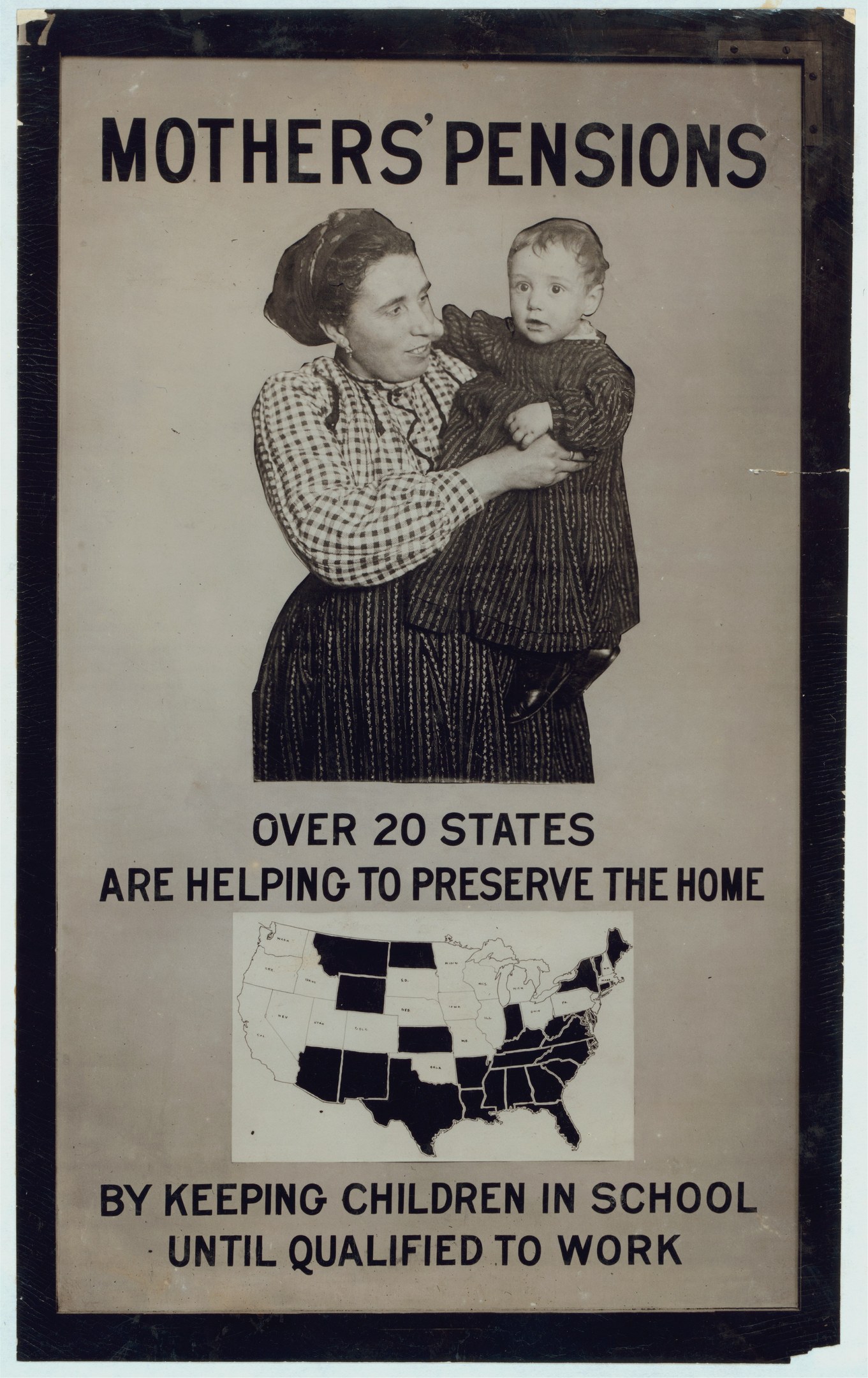 Frau mit einem Baby auf dem Arm, die ein Plakat in der Hand hält mit der Aufschrift "Mütterrenten: Über 20 Bundesländer helfen, das Zuhause zu bewahren."