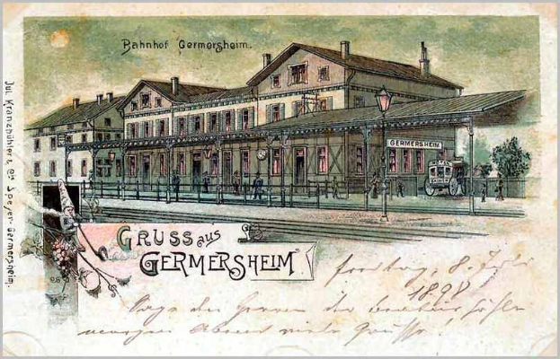 Alte Postkarte zeigt einen Bahnhofs in Germersheim, Deutschland, mit einem Gebäude, Menschen, Fahrzeugen, Bäumen und einem bewölkten Himmel.