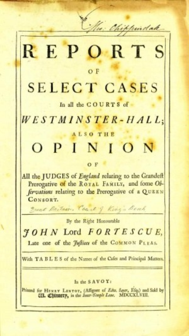 Deckel eines alten Buches mit dem Titel "Berichte über ausgewählte Fälle in den Gerichten von Westminster-Hall sowie die Meinung von John Lord Fortescue", aufgeschlagen auf einer Seite mit schwarzer Tinte.
