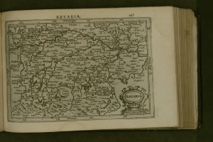 Ein aufgeschlagenes Buch mit einer detaillierten Karte von Bayern, auf der wahrscheinlich die Region und ihre Bewohner beschrieben werden.