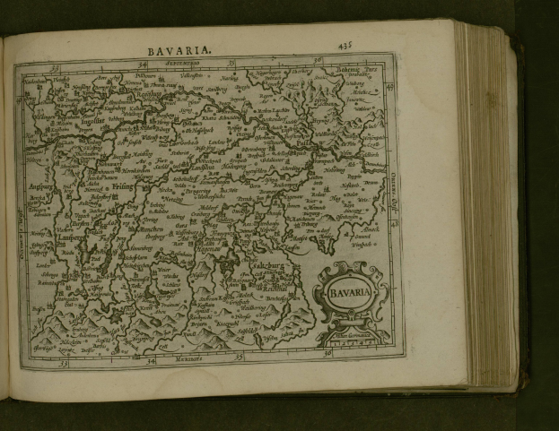 Ein aufgeschlagenes Buch mit einer detaillierten Karte von Bayern, auf der wahrscheinlich die Region und ihre Bewohner beschrieben werden.