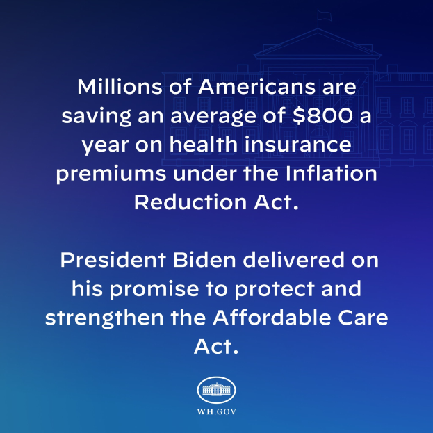 Blauer Hintergrund mit weißer Schrift, die besagt: "Millionen von Amerikanern sparen durchschnittlich 800 USD pro Jahr an Gesundheitskostenprämien durch das Inflation Reduction Act" in der Mitte, mit einem Logo.