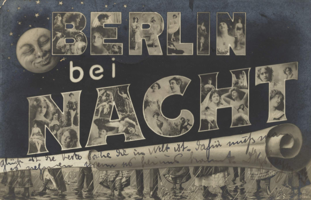 Schwarzes und weißes Foto einer Gruppe von Menschen, die vor einem "Berlin Bei Nacht"-Schild feiern, mit einem Mond im Hintergrund, das Schild mit einem festlichen Stern- und Streifenmuster versehen