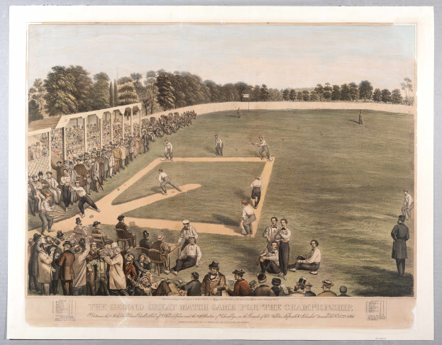 Eine Gruppe von Menschen, die Cricket auf einem grünen Feld unter einem klaren blauen Himmel spielen, mit Bäumen im Hintergrund und Text, der unten 'The Second Great Match Game for the Championship' liest.
