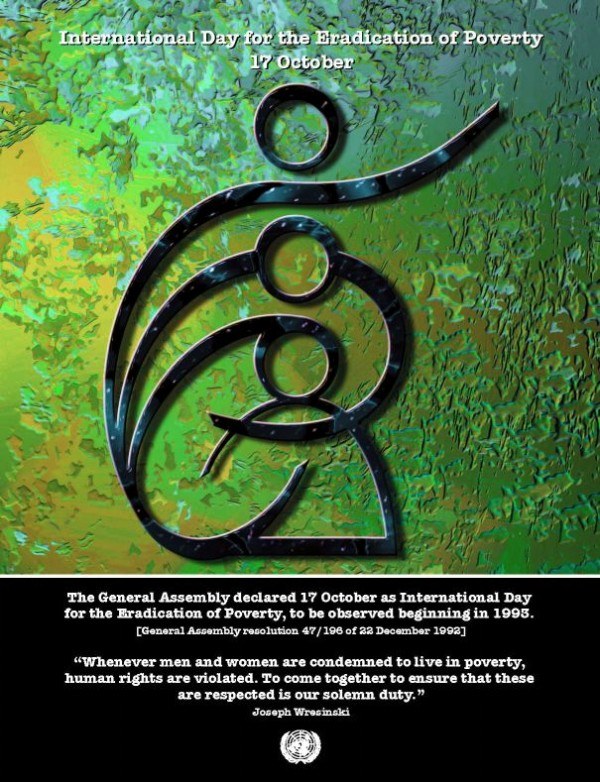 Plakat zum Internationalen Tag zur Beseitigung der Armut mit einem kreisförmigen Logo mit einer Hand in der Mitte, umgeben von einem Lorbeerkranz, fetter weißer Schrift 'Internationaler Tag', auf einem hellblauen Hintergrund mit einem weißen Rand.
