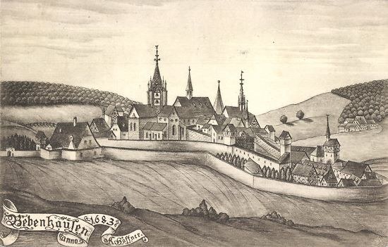 Schwarze und weiße Zeichnung einer Stadt mit einer zentralen Burg, umgeben von Häusern, Bäumen, Hügeln und einem Himmel, mit dem Wort "Bayerisch" unten.