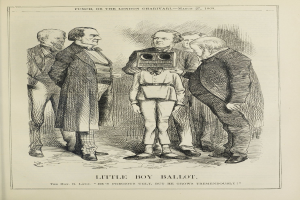 Zeichnung eines kleinen Jungen mit einer Kamera in der Mitte, umgeben von einer Gruppe von Menschen, mit dem Text 'Kleiner-Junge-Stimme' unten.