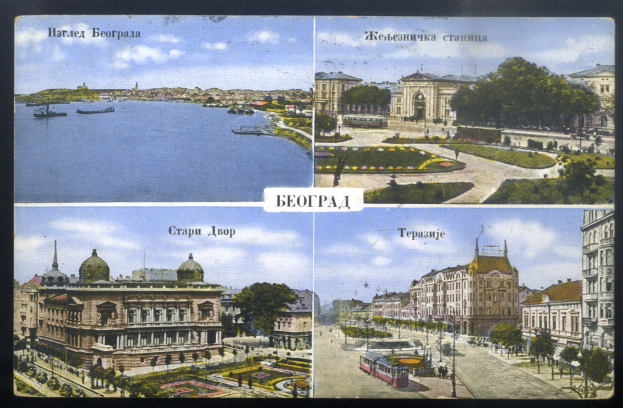 Ein Collage aus vier Stadtansichten mit Gebäuden, Bäumen, Pflanzen, Gras, Fahrzeugen, Pfählen und Wasser sowie einem bewölkten Himmel und einem Text-Overlay.