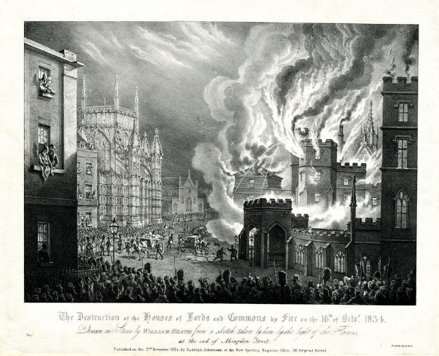 Schwarz-weiß-Illustration einer Stadtstraße mit brennenden und rauchenden Gebäuden, Menschen mit Karren und dem Himmel im Hintergrund, betitelt "Die Zerstörung des Houses of Lords und Commons durch Feuer am 16. Oktober 1834".