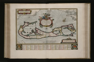 Offenes Buch mit einer Karte der Britischen Jungferninseln in der Mitte, umgeben von Text und Bildern, vor dunklem Hintergrund.