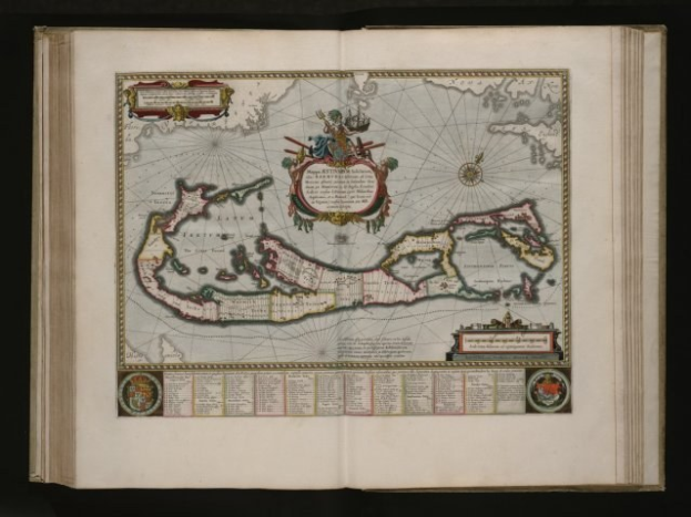 Offenes Buch mit einer Karte der Britischen Jungferninseln in der Mitte, umgeben von Text und Bildern, vor dunklem Hintergrund.