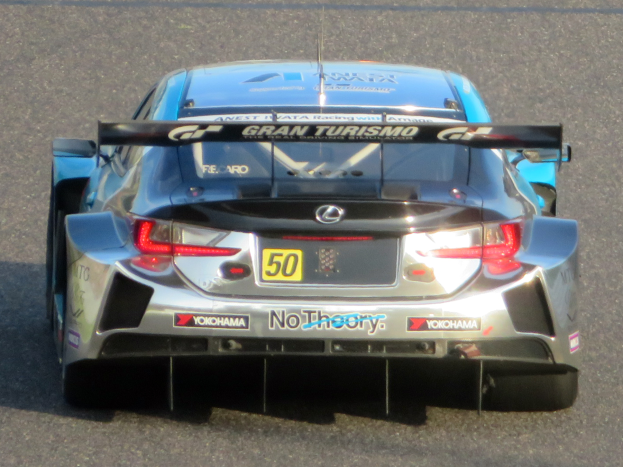Ein Lexus RC F GT3 Rennauto ist auf der Straße unterwegs, mit seinem Nummernschild deutlich sichtbar.
