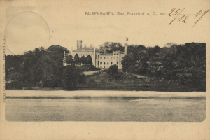 Schwarzes und weißes Foto eines großen Gebäudes in der Mitte eines Sees, umgeben von Bäumen unter einem klaren Himmel, mit Text 'Falkenhagen, Bez, Frankfurt, Deutschland' oben.