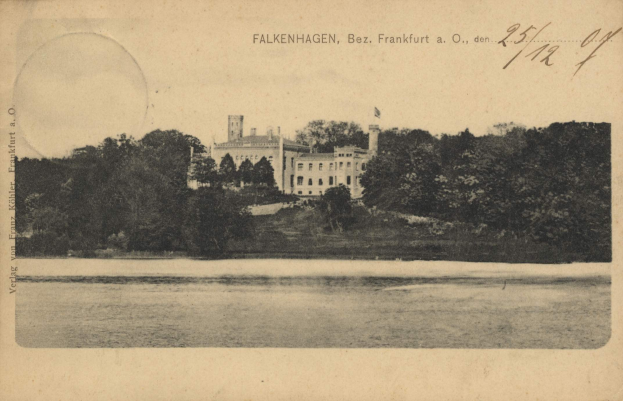 Schwarzes und weißes Foto eines großen Gebäudes in der Mitte eines Sees, umgeben von Bäumen unter einem klaren Himmel, mit Text 'Falkenhagen, Bez, Frankfurt, Deutschland' oben.