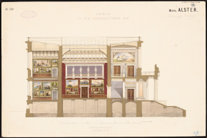 Ein detailliertes Bild einer Opernhausäuße, das zahlreiche Fenster, Türen und Pfeiler zeigt, mit bunten Malereien an den Wänden, begleitet von beschreibendem Text.