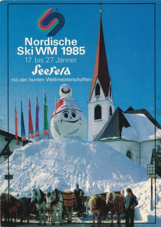Plakat für die Nordischen Ski-Weltmeisterschaften 1985 in Seefeld, Schweiz, das eine verschneite Landschaft mit Skifahrern, Pferden, Stangen, Fahnen, Gebäuden, Bäumen und Text vor einem Himmel zeigt.