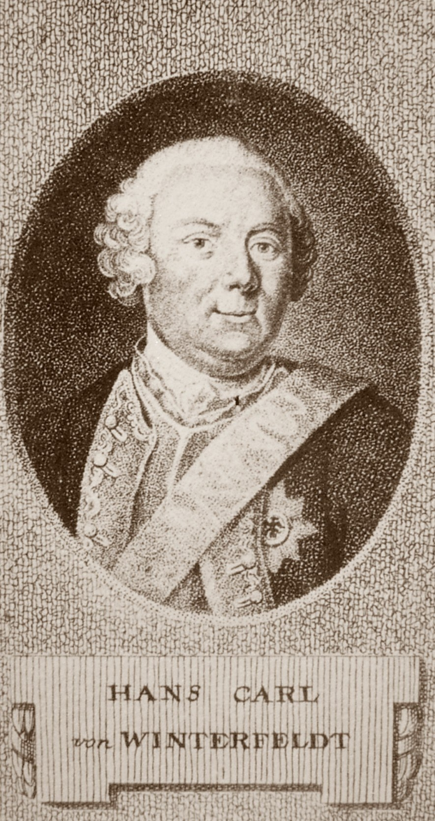 Schwarzes und weißes Porträt von Hans Carl von Winterfeldt mit ernstem Gesichtsausdruck, mit Text am unteren Bildrand.