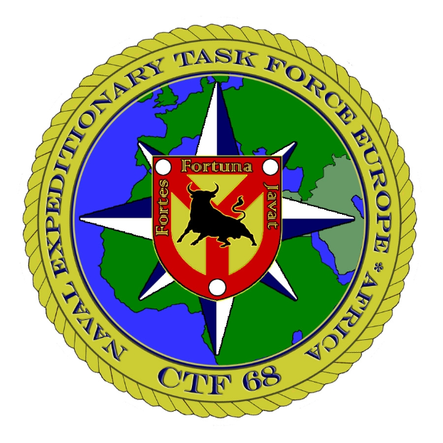 Ein blauer Kreis mit einem weißen Stern in der Mitte, eine weiße Taube mit ausgebreiteten Flügeln darin und ein weißer Rand, mit der Schrift "Naval Expeditionary Task Force Europe" in fetter schwarzer Schrift.