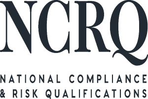 Weißer Hintergrund mit mittig gesetzter fetter schwarzer Schrift "National Compliance & Risk Qualifications" in einem dünnen schwarzen Rahmen, in einer modernen professionellen Schriftart.