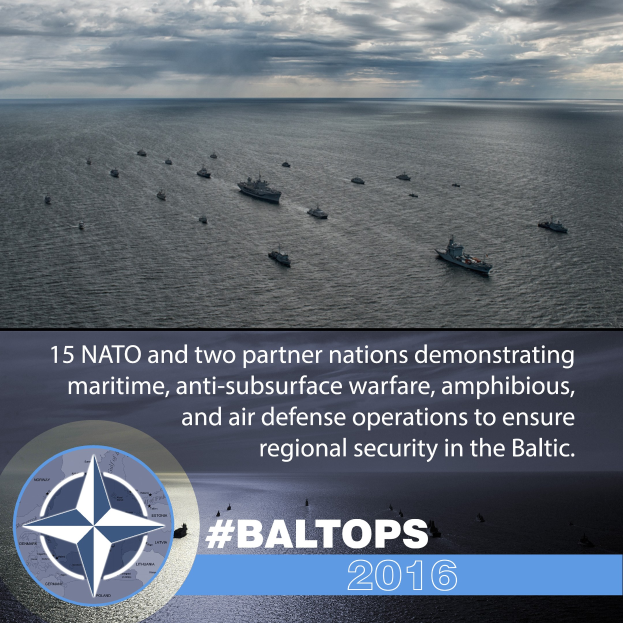 Gruppe von Schiffen auf dem Wasser unter einem bewölkten Himmel mit Text und Logo, das eine NATO-Meerübung in der Ostsee anzeigt.
