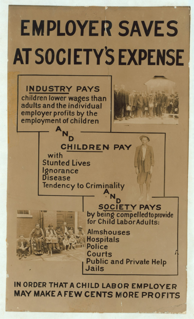 Ein hellgelbes Plakat mit weißem Rand zeigt fetten schwarzen Text, der "Arbeitgeber spart auf Kosten der Gesellschaft" lautet und zeigt eine bunt gemischte Gruppe von Menschen verschiedenen Alters, Geschlechts und Ethnien, die den Betrachter anblicken.