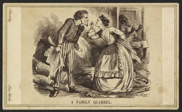 Ein Mann und eine Frau stehen im Zentrum des Bildes, wobei der Mann ein Objekt hält, während eines Familienstreits.