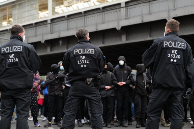 Deutsche Polizei hindert Remigrationsaktivisten am Besteigen des Flugs nach Porto