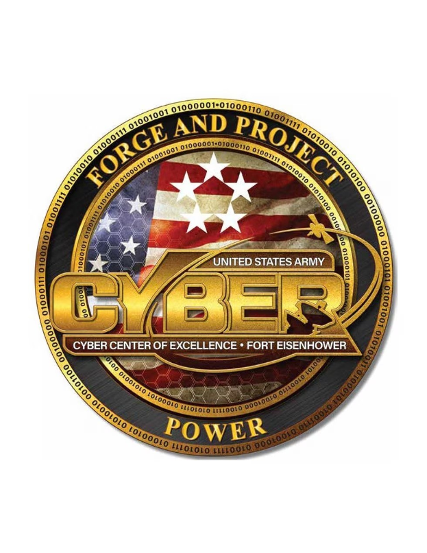 Das Logo des United States Army Cyber Center of Excellence, Fort Eisenhower, zeigt einen blauen Kreis mit einem weißen Stern und den Text "Forge and Project Cyber Power" darunter.