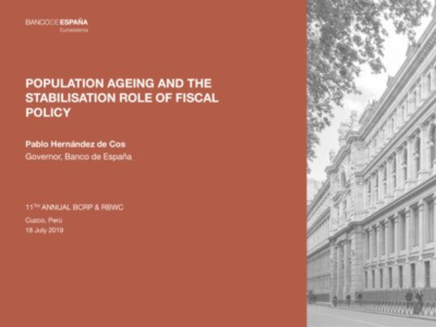 Schwarz-weiß-Bild eines Gebäudes auf der rechten Seite mit Menschen, die auf der Straße davor gehen, und Text auf der linken Seite, der "Altengerechtigkeit und die Rolle der Fiskalpolitik" liest.