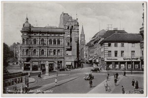 Schwarz-weiß-Fotografie einer belebten Münchner Stadtstraße mit Fußgängern, Fahrzeugen und Gebäuden, Bäumen im Hintergrund und Text unten.