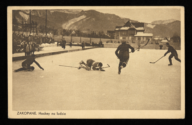 Ein altes Schwarz-Weiß-Foto von Menschen, die auf einem Eisstadion Hockey spielen, umgeben von Gebäuden, Bäumen, Pfählen und Bergen im Hintergrund, mit Text unten.
