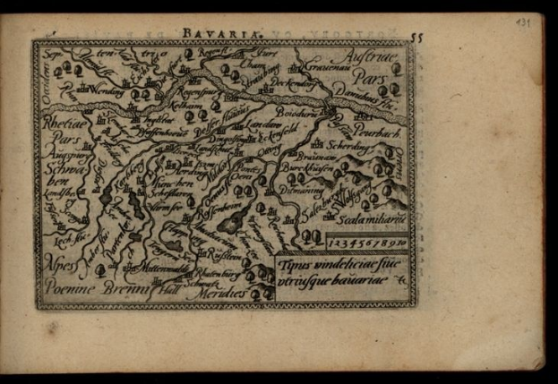 Eine detaillierte Karte von Bayern auf dem Cover eines alten Buches vor einem schwarzen Hintergrund.