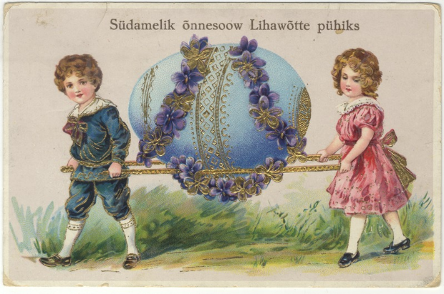 Zwei Kinder, ein Junge und ein Mädchen, stehen Seite an Seite und halten Ostereier in der Hand, mit grünem Gras und einem blauen Himmel im Hintergrund und Text auf der Karte.