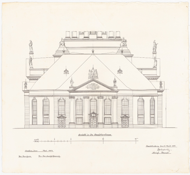 Ein detailliertes Zeichenbild der Schlosshof-Gebäudefassade in Dresden, Deutschland, mit zahlreichen Fenstern und Statuen, auf einem Blatt Papier mit sichtbarem Text.