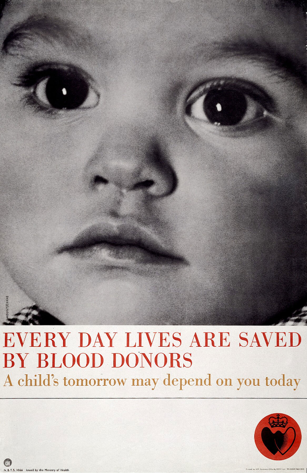 Ein Plakat mit dem Bild eines ernsten Kindergesichts und der Aufschrift "Jeden Tag werden durch Blutspender Leben gerettet" in fetter, schwarzer Schrift.