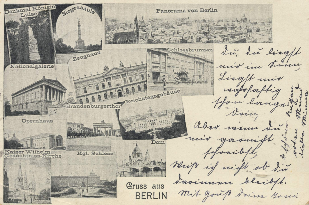 Eine alte Postkarte mit verschiedenen Bildern von Berlin, darunter Gebäude, Bäume und eine Statue, mit handgeschriebener Schrift darauf.