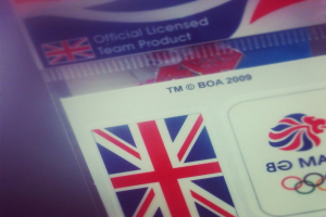 Nahaufnahme eines Ausweises mit einer amerikanischen Flagge und dem Text "Kritische Lizenz."