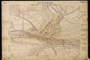 Ein gerahmtes, detailliertes altes Stadtplan von München, Deutschland, der Straßen, Gebäude und Sehenswürdigkeiten zeigt.