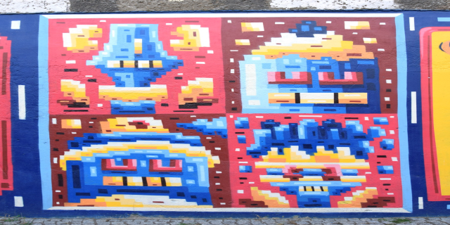 Ein Lebendiges Wandgemälde An Der Seite Eines Gebäudes In Berlin, Deutschland, Zusammensetzt Aus Einer Vielzahl Von Farben Und Formen.